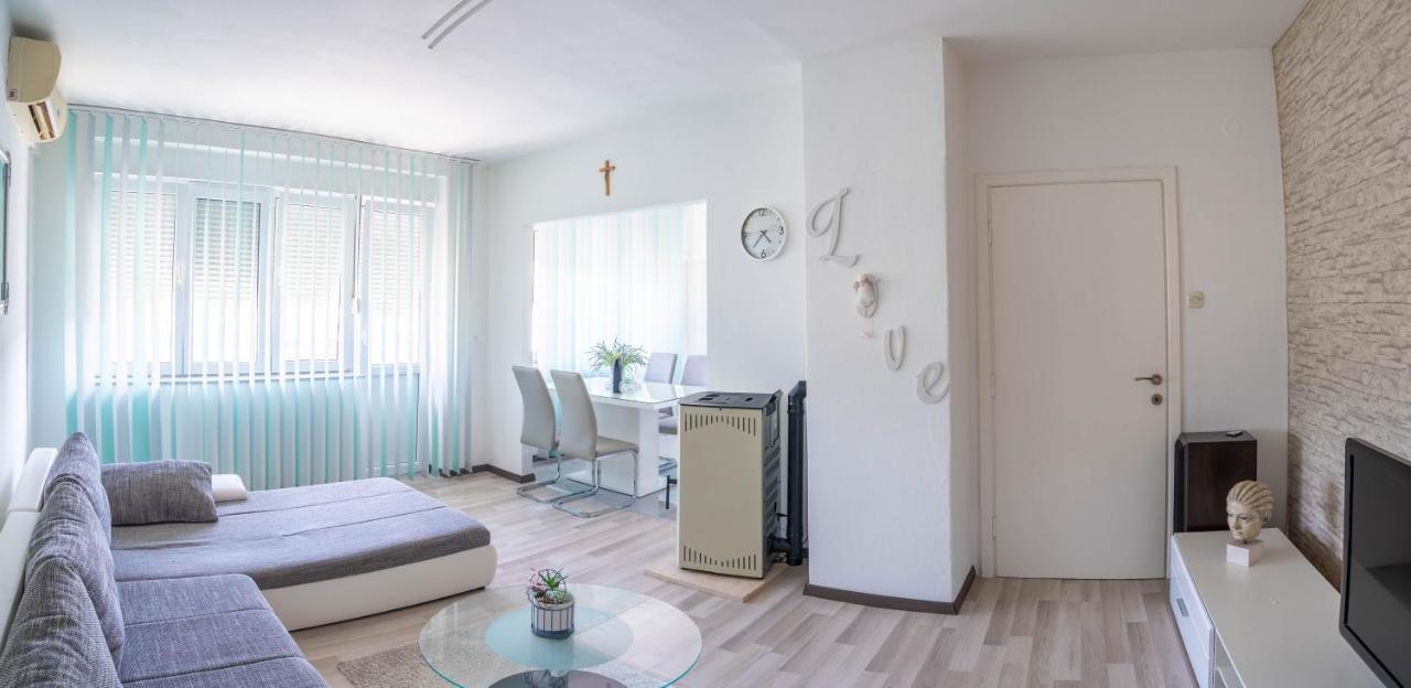 Apartman M Apartment คนิน ภายนอก รูปภาพ